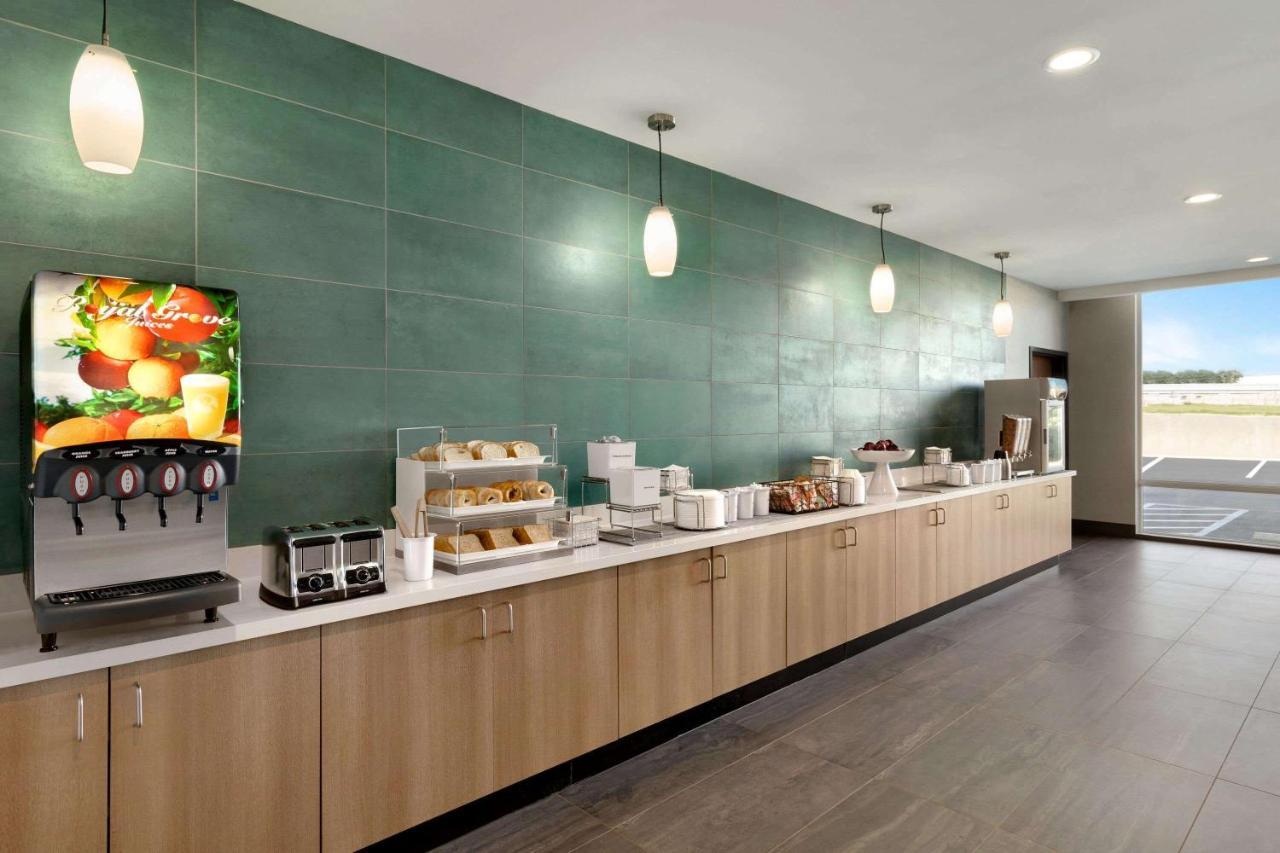La Quinta Inn & Suites By Wyndham San Antonio Seaworld Lafb Exteriér fotografie